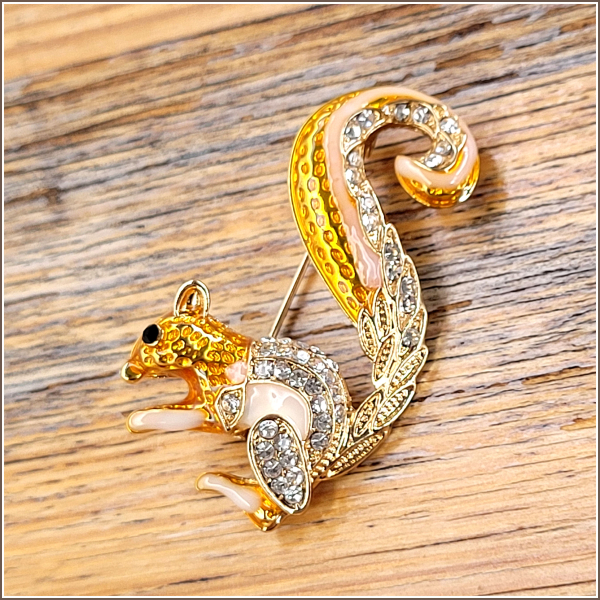 Brosche "Goldgelbes Eichhörnchen"
