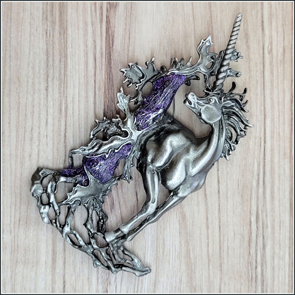 Brosche "Großes Einhorn" in der Farbe Zinn mit violettem Baum