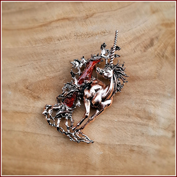 Brosche „Großes Einhorn in der Farbe Kupfer" mit rotem Baum