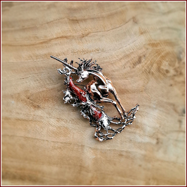 Brosche „Großes Einhorn in der Farbe Kupfer" mit rotem Baum