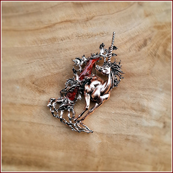 Brosche „Großes Einhorn in der Farbe Kupfer" mit rotem Baum