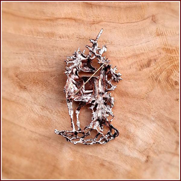 Brosche „Großes Einhorn in der Farbe Kupfer" mit rotem Baum