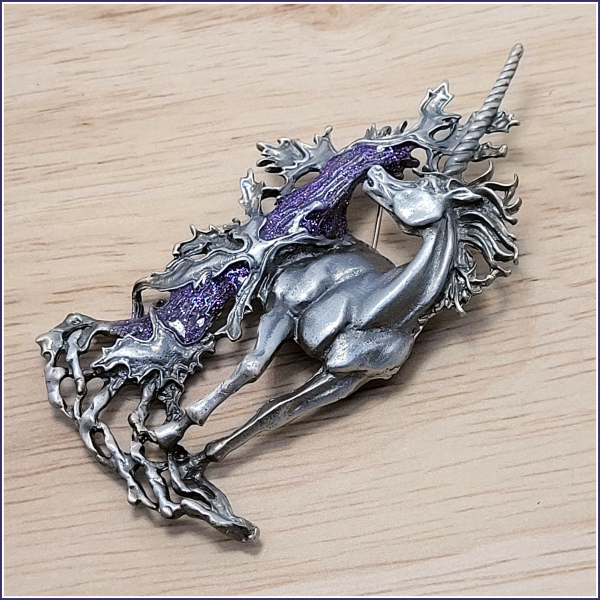 Brosche "Großes Einhorn" in der Farbe Zinn mit violettem Baum
