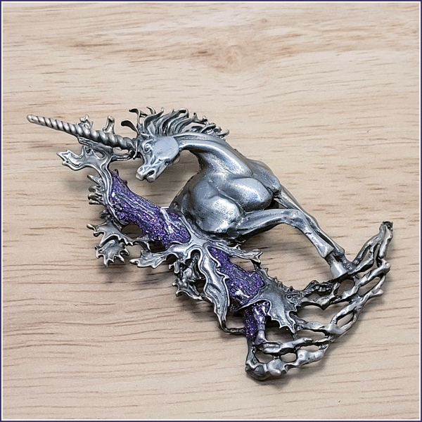 Brosche "Großes Einhorn" in der Farbe Zinn mit violettem Baum