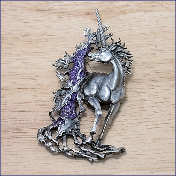 Brosche "Großes Einhorn" in der Farbe Zinn mit violettem Baum
