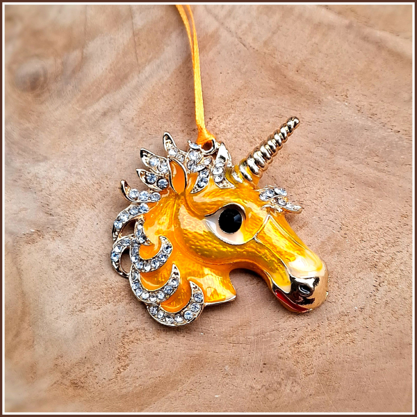 Geschenk-, Deko- oder Baumanhänger „Einhornkopf in Gelb“