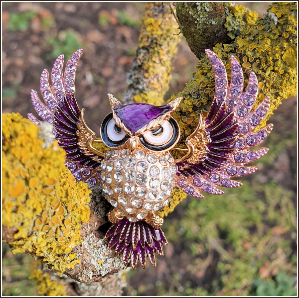 "Fliegende Eule" in Violett, mit Blattmetall veredelt - Brosche & Kettenanhänger - 2 in 1