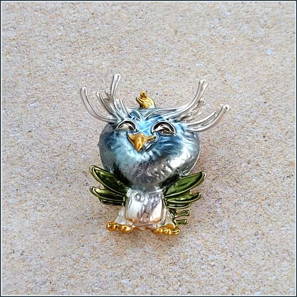 "Blaugraues Eulenbaby" - Brosche & Kettenanhänger - 2 in 1