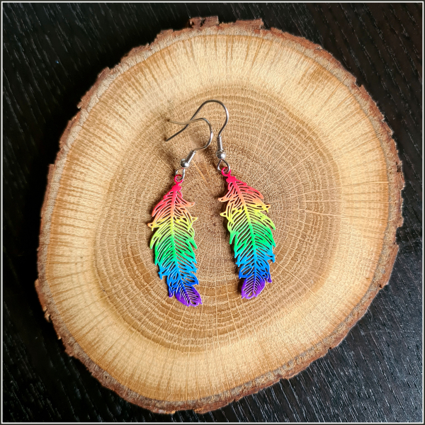 Ohrschmuck „Federn in Regenbogenfarben“, handbemalt