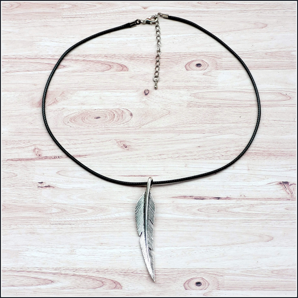 "Schlanke Feder" an Textilkordel - ca. 45 cm