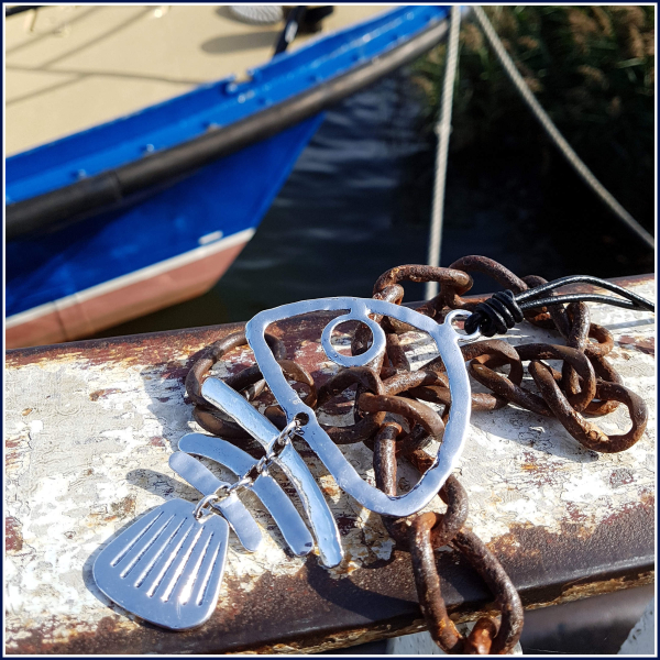 "Fischskelett" am langen Lederband
