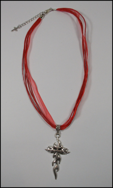 "Flammendes Kreuz" an feuerrotem Halsband
