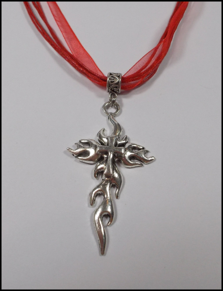 "Flammendes Kreuz" an feuerrotem Halsband