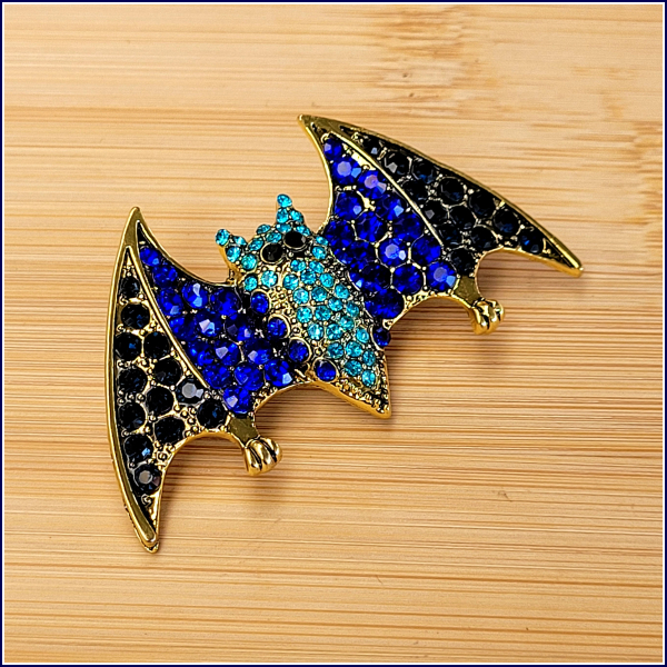 Brosche & Kettenanhänger - 2 in 1 - "Blaue Fledermaus"