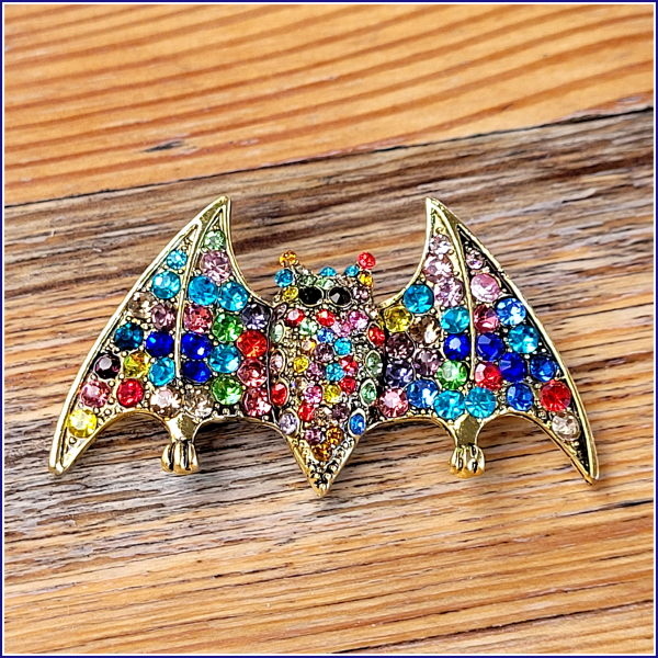 "Regenbogenbunte Fledermaus" - Brosche & Kettenanhänger - 2 in 1