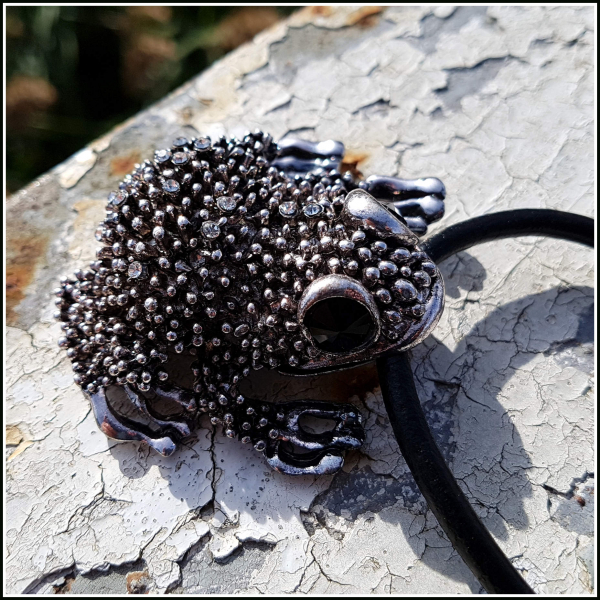 "Großer Frosch" an starkem Lederband"