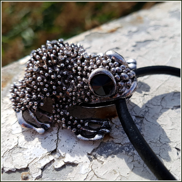 "Großer Frosch" an starkem Lederband"