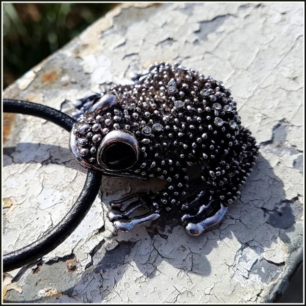 "Großer Frosch" an starkem Lederband"