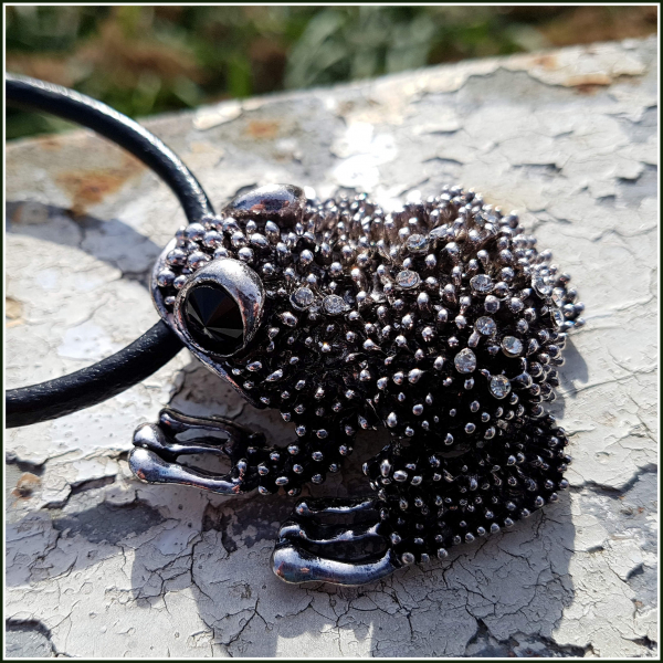 "Großer Frosch" an starkem Lederband"