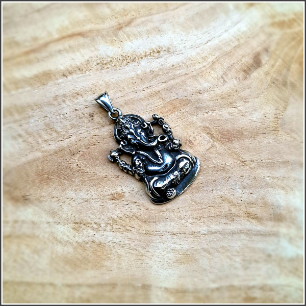 Kettenanhänger „Ganesha – der Überwinder aller Hindernisse“ aus Edelstahl