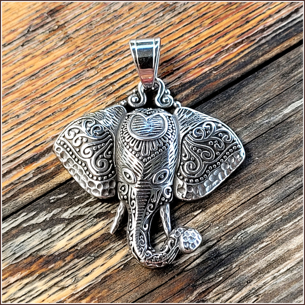 "Der elefantenköpfige Gott Ganesha - der Überwinder aller Hindernisse" - Kettenanhänger aus Edelstahl