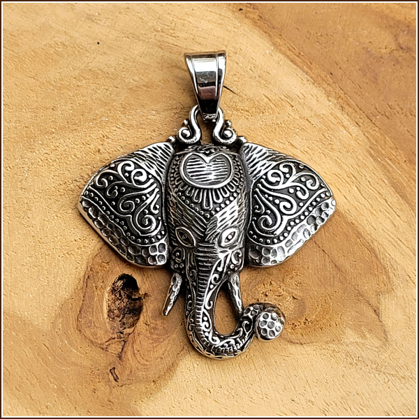 "Der elefantenköpfige Gott Ganesha - der Überwinder aller Hindernisse" - Kettenanhänger aus Edelstahl