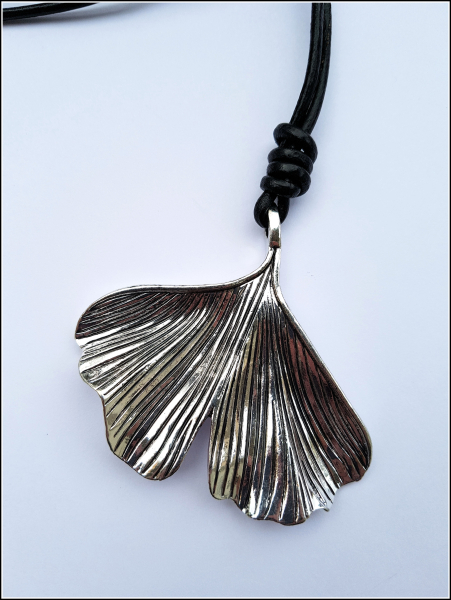 Halskette "Ginkgoblatt am langen Lederband"