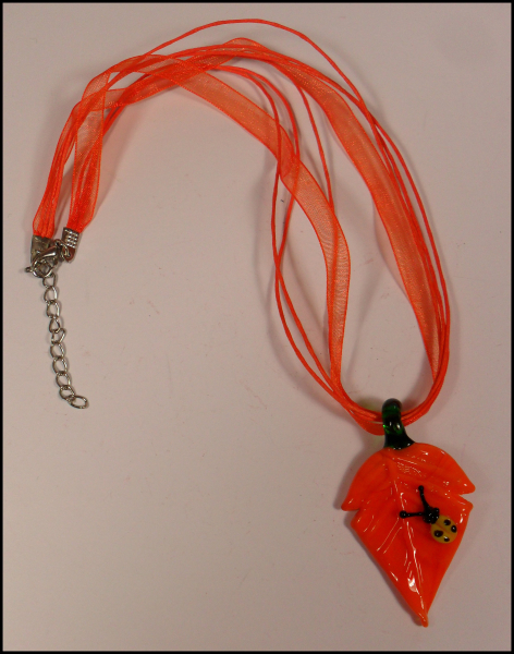 Kette mit Glasanhänger "Glücksbringender Marienkäfer auf Blatt" - orange