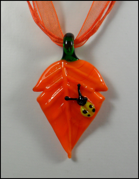 Kette mit Glasanhänger "Glücksbringender Marienkäfer auf Blatt" - orange