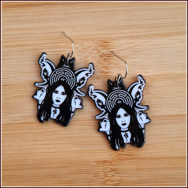 Ohrschmuck "Hekate - Königin der Hexen" aus Acryl