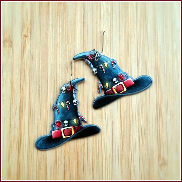 Großer Ohrschmuck "Weihnachtlicher Hexenhut" aus Acryl