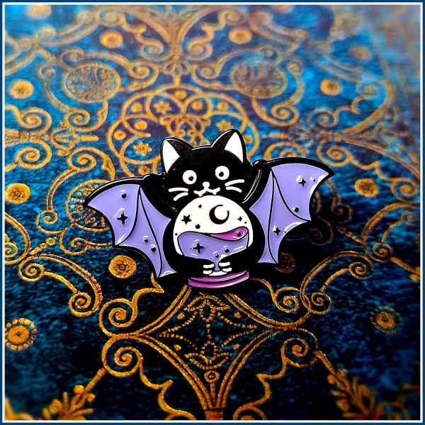 Pin „Geflügelte Hexenkatze“