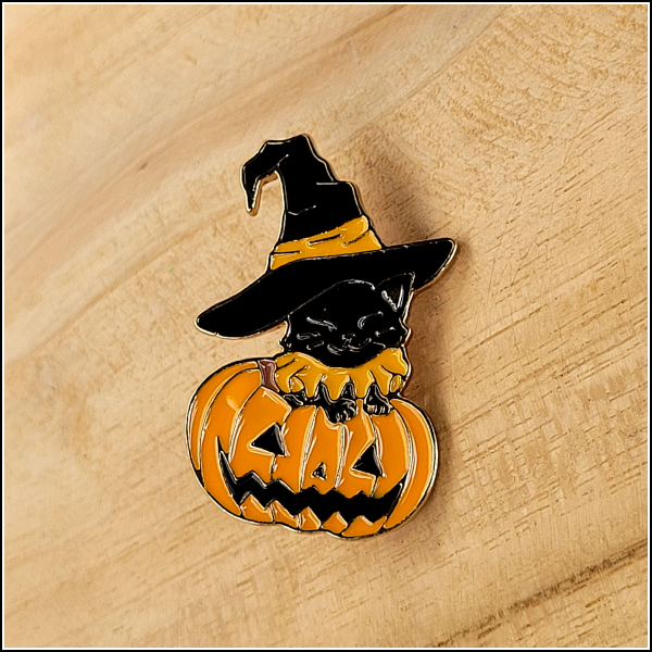 Pin "Hexenkatze mit Kürbis"