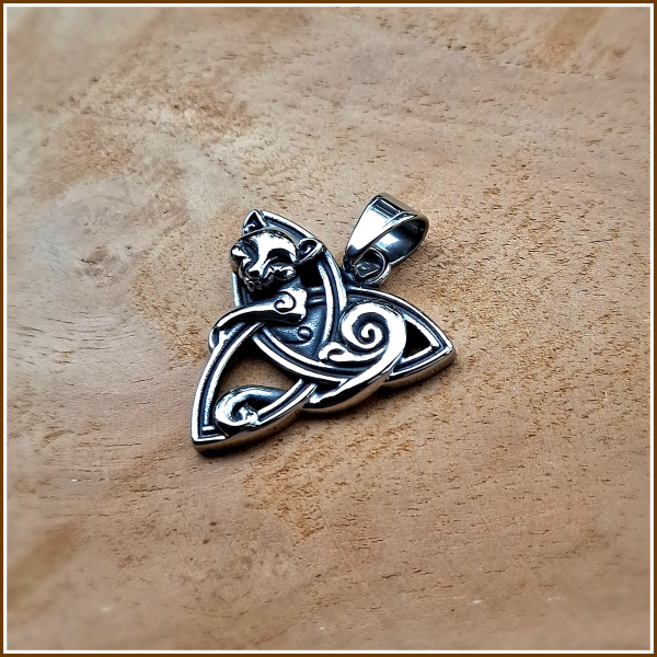 Kettenanhänger „Katze & Triqueta“ aus Edelstahl