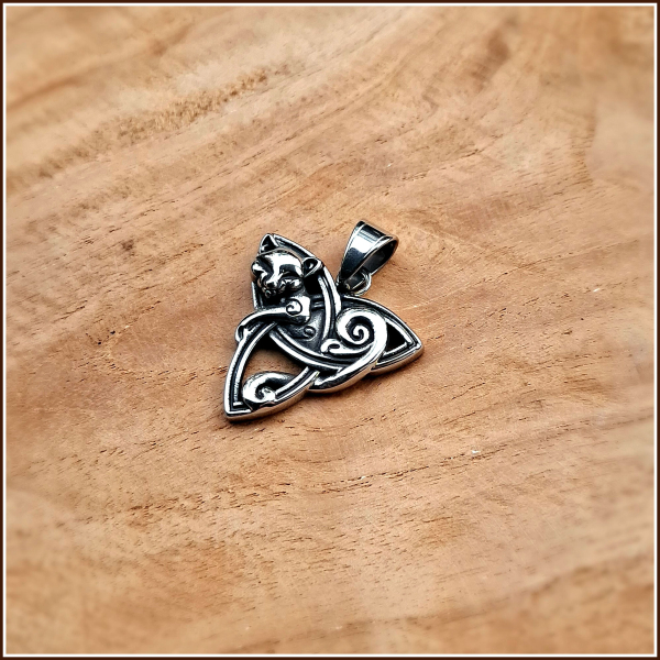 Kettenanhänger „Katze & Triqueta“ aus Edelstahl