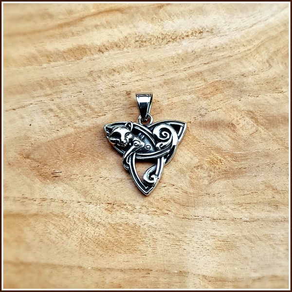 Kettenanhänger „Katze & Triqueta“ aus Edelstahl