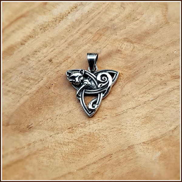 Kettenanhänger „Katze & Triqueta“ aus Edelstahl