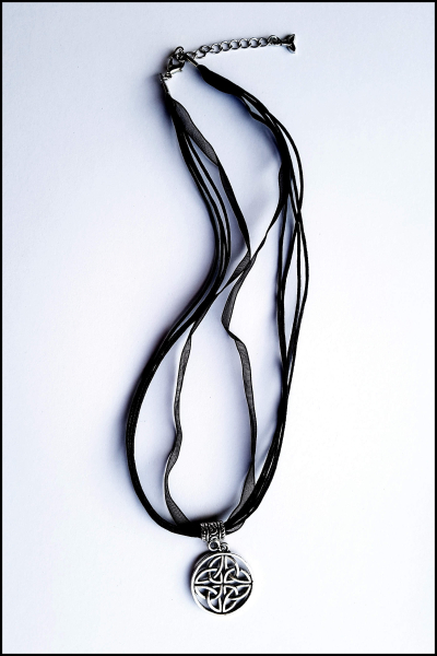 "Vierfache Triqueta" an schwarzem Halsband