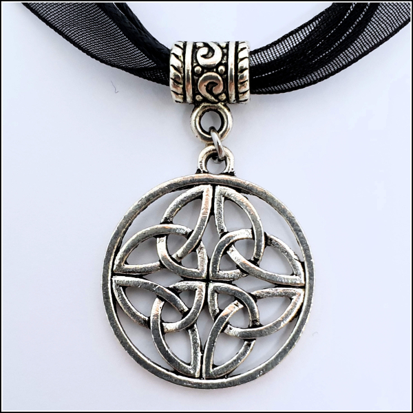 "Vierfache Triqueta" an schwarzem Halsband