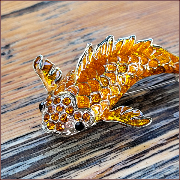 Brosche "Goldgelber Koi"