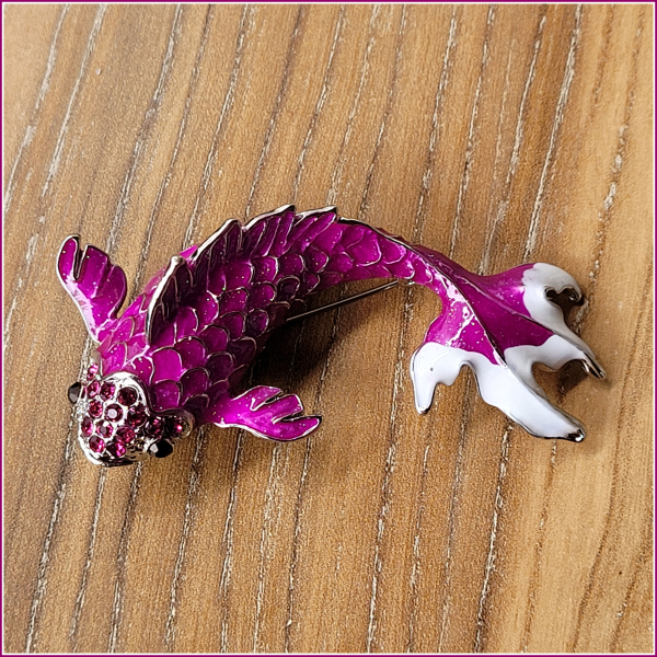 Brosche "Koi in Magenta"