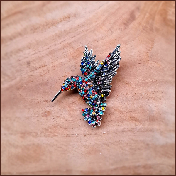„Bunter Kolibri“ – Brosche & Kettenanhänger – 2 in 1