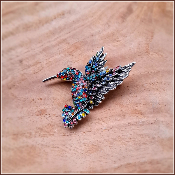 „Bunter Kolibri“ – Brosche & Kettenanhänger – 2 in 1