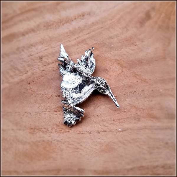 „Bunter Kolibri“ – Brosche & Kettenanhänger – 2 in 1