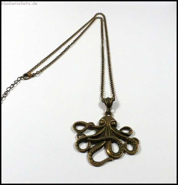 "Krake Octavian" an langer Kette