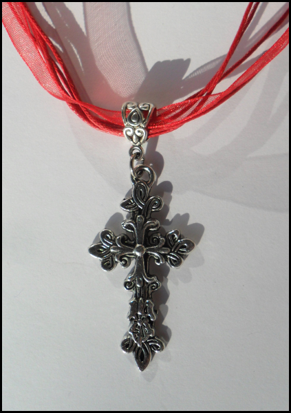 "Gothisches Kreuz" an leuchtend rotem Halsband