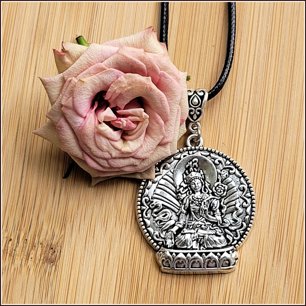 "Göttin Kuan Yin" an schwarzer Textilkordel