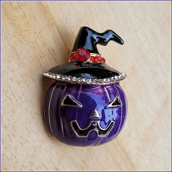 Brosche "Violetter Kürbis mit Hexenhut"
