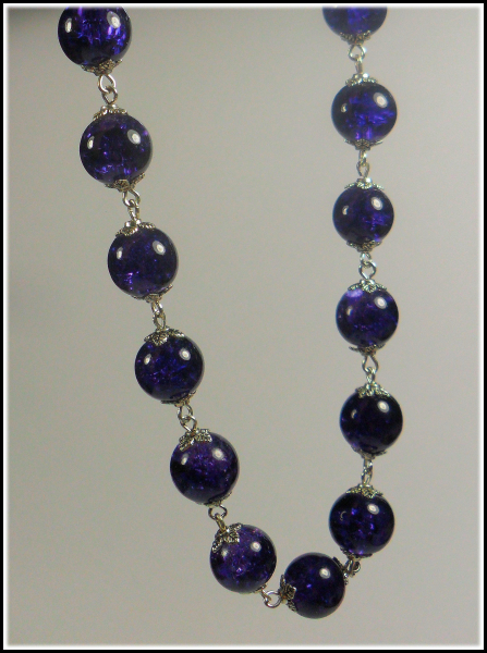 Collier aus Crackle-Perlen in Mitternachtsviolett