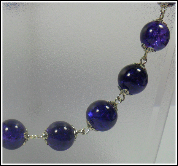 Collier aus Crackle-Perlen in Mitternachtsviolett